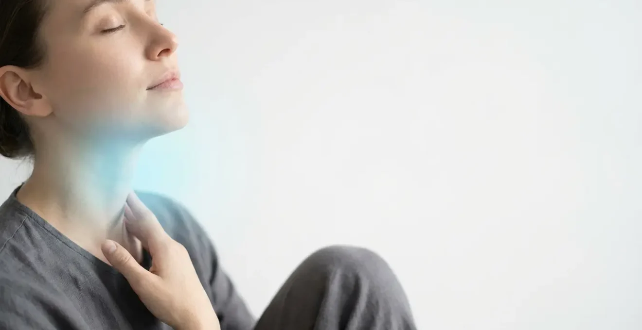 Persona che medita con energia azzurra che circonda la zona della gola