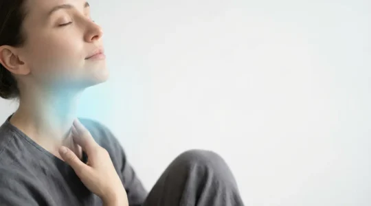 Persona che medita con energia azzurra che circonda la zona della gola