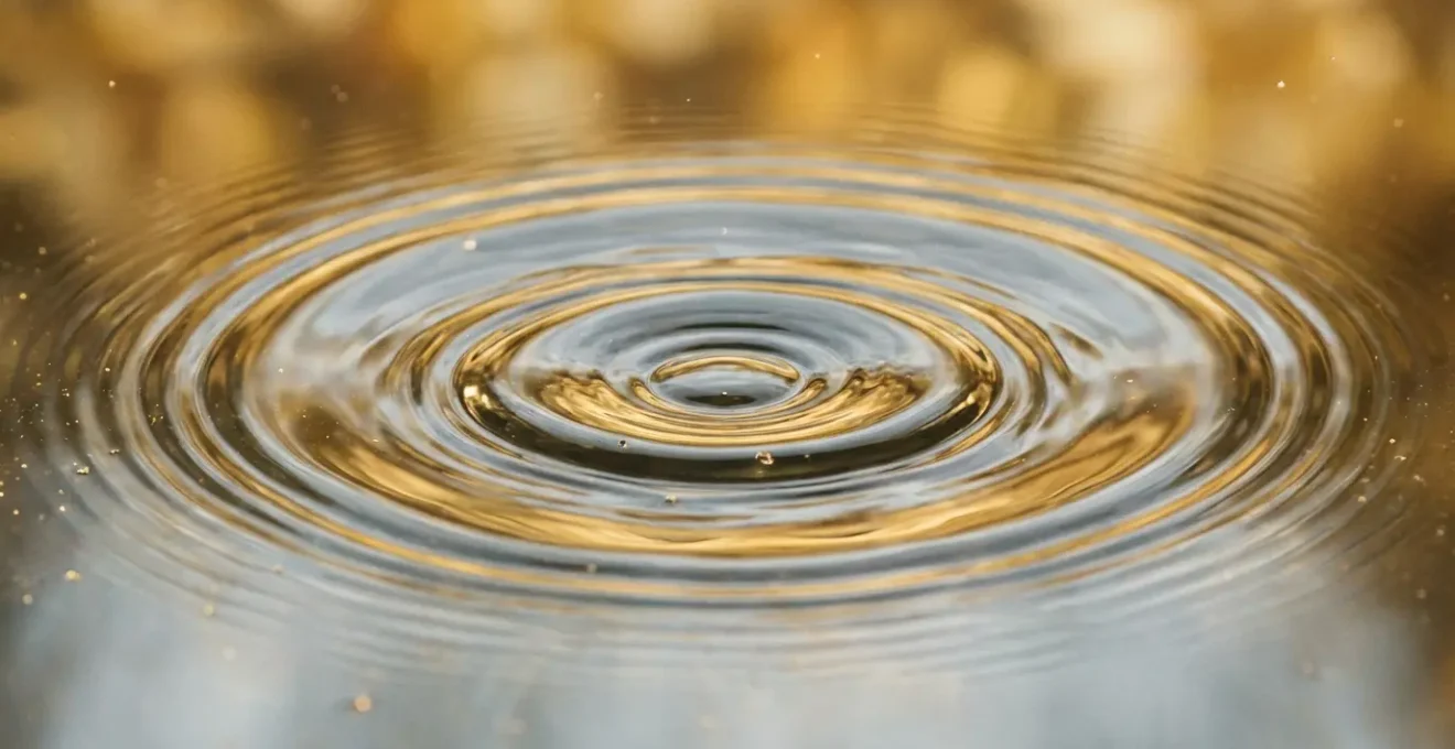 Dettaglio macro di vibrazioni sonore che creano pattern nell'acqua durante meditazione guidata